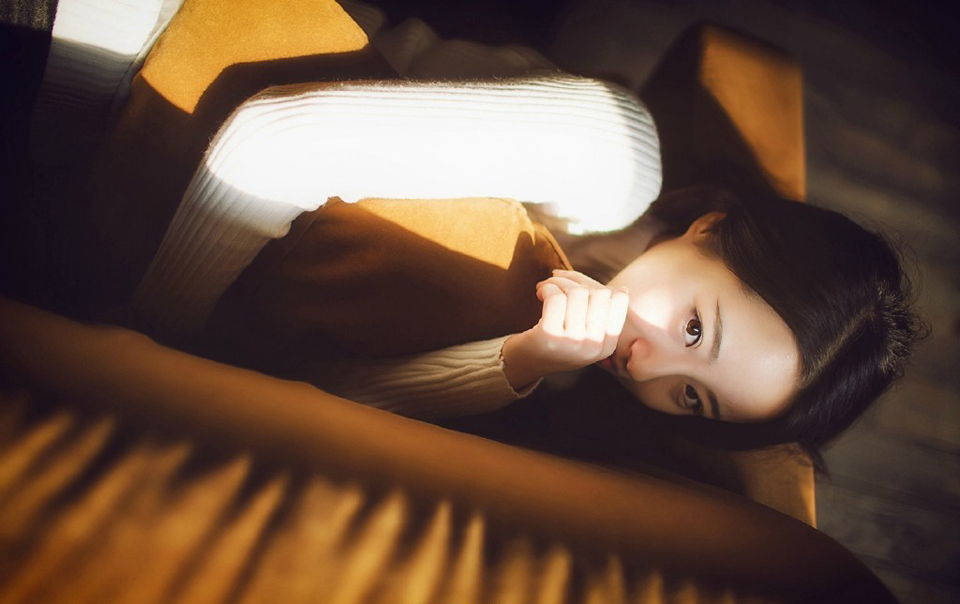 “诡计？”吕蒙翻了翻白眼，指了指周围道：“能有什么诡计？还是他们的人都在水底下埋伏着？这艘船吃水不深，里面就算有人，都不会超过十个，快去把船拖过来。”